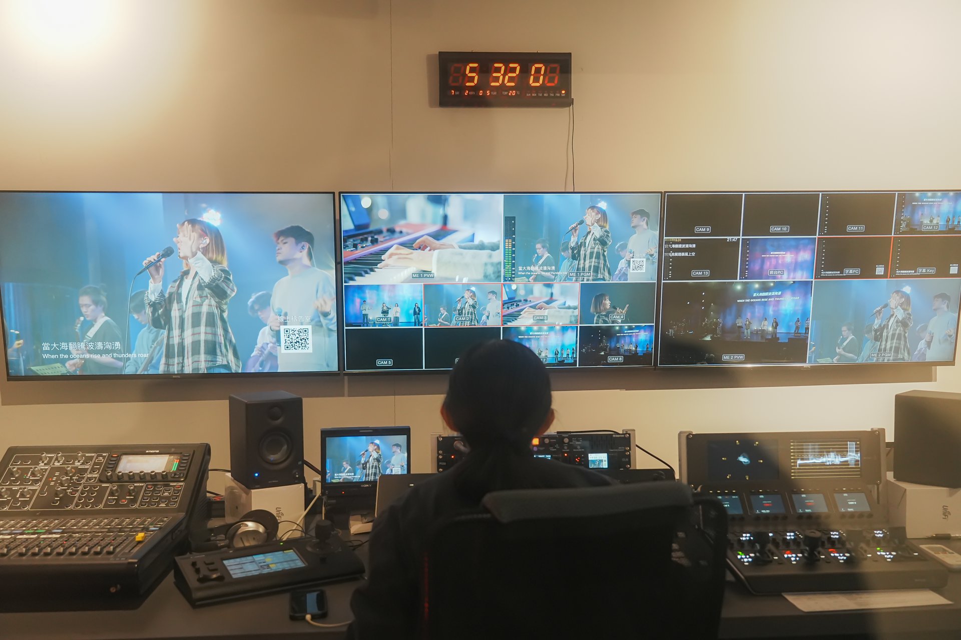 Holywood 團隊在導播室進行多機位切換